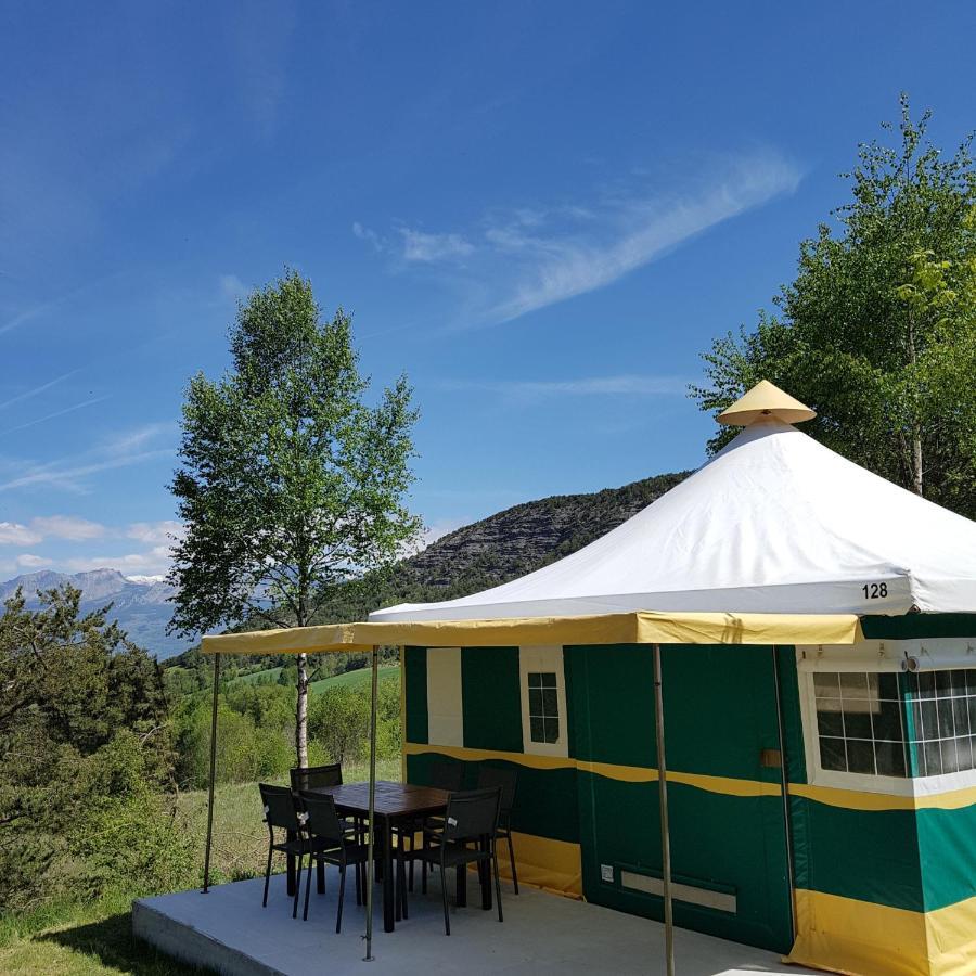 Village De Chalets Et Camping La Pierre De L'Aigle La Bréole Exterior foto