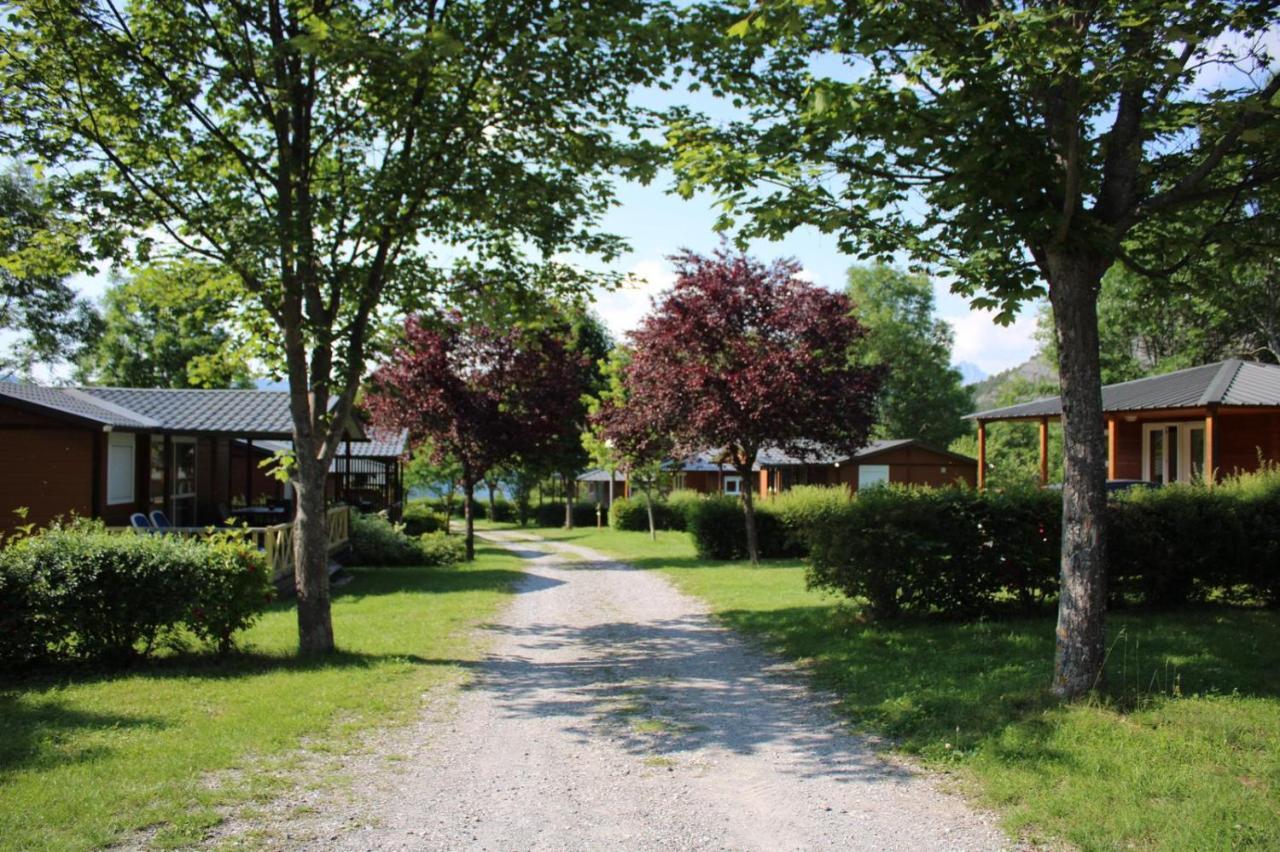 Village De Chalets Et Camping La Pierre De L'Aigle La Bréole Exterior foto